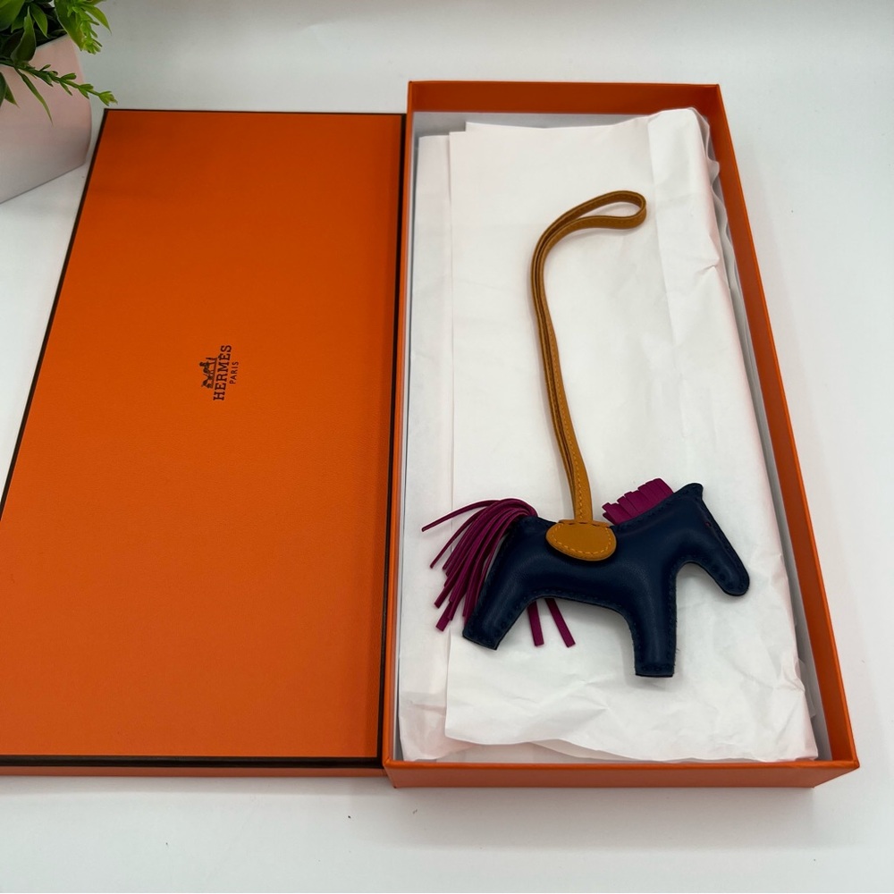 Hermes Pegase Rodeo PM Charm In Noir With original box❤️